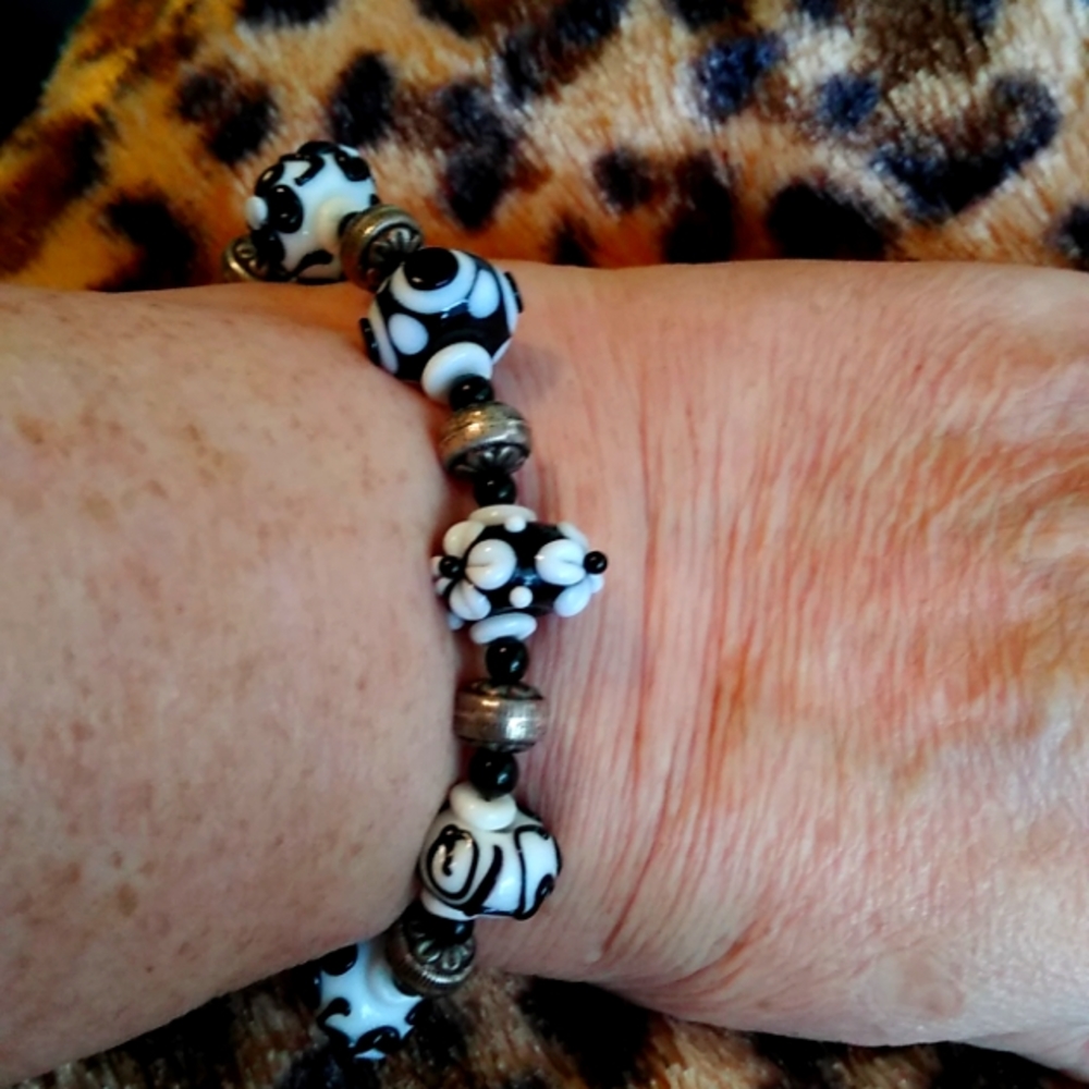 ARTIST MADE BLACK AND WHITE LAMP WORK BEAD BRACELET